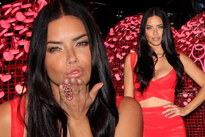 Adriana Lima w czerwonej sukience