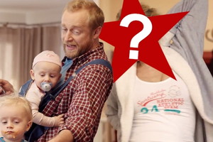 Piotr Adamczyk z rodziną. Piotr Adamczyk i Sonia Bohosiewicz w reklamie banku