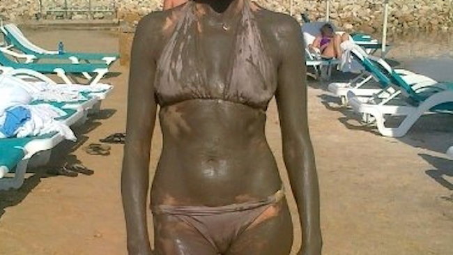Anna Popek w błocie. Anna Popek w bikini