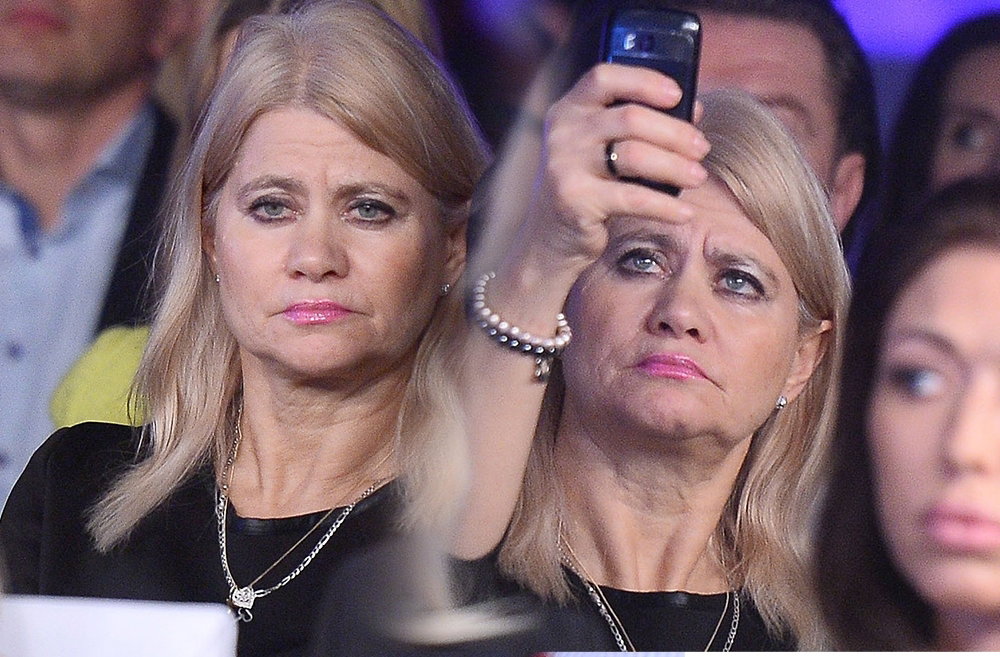 Izabela Kisio-Skorupa na gali James Bond Day. Mama Oli Kisio w pierwszym rzędzie