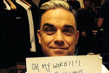 Robbie Willimas nosi bluzę Aloha From Deer. Robbie Williams w bluzie polskiej marki