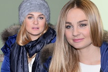 Małgorzata Socha w zimowej stylizacji spieszy z pomocą Alicji Borkowskiej