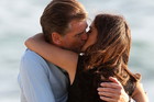 Pierce Brosnan i Salma Hayek na planie filmu How To Make Love Like an Englishman w Malibu