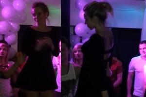 Doda tańczy nocnym klubie