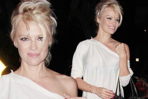 Pamela Anderson w białej sukience