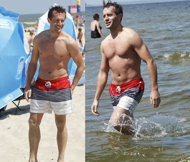 Przemysław Cypryański na plaży w Międzyzdrojach