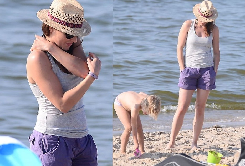 Anna Dereszowska z córką na plaży w Międzyzdrojach