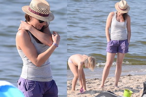Anna Dereszowska z córką na plaży w Międzyzdrojach