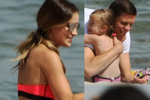 Marina Łuczenko i Wojciech Szczęsny na plaży w Sopocie