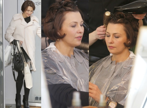 Anna Popek nakłada farbę na włosy u fryzjera