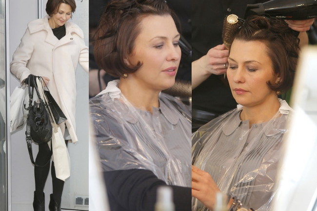 Anna Popek nakłada farbę na włosy u fryzjera
