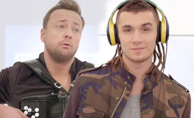 Czesław Mozil i Kamil Bednarek w reklamie Play