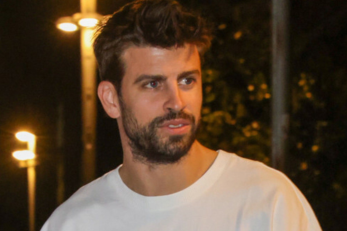 Gerard Pique na spacerze z partnerką. Zachowanie Clary Chii Marti zaniepokoiło internautów