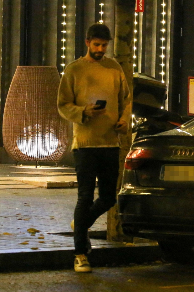 Gerard Pique i Clara Chia ?wi?tuj? rocznic?