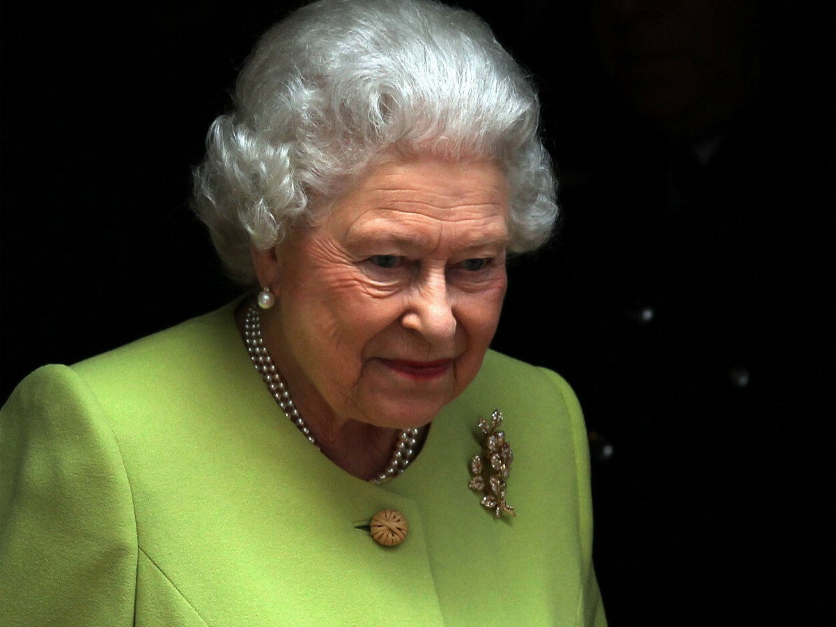 Moment ogłoszenia śmierci Elżbiety II pod Buckingham Palace