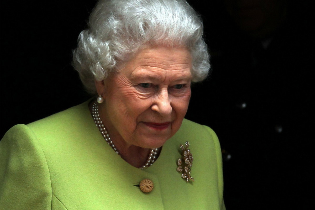 Moment ogłoszenia śmierci Elżbiety II pod Buckingham Palace