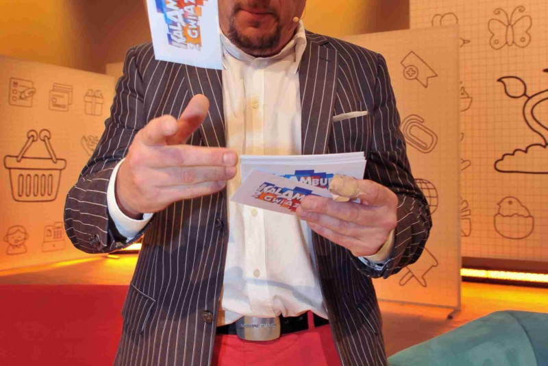 Piotr Gąsowski jako prowadzący program "Kalambury z gwiazdami"