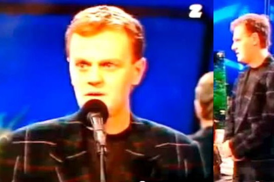 Tusk śpiewa kolędę Wśród nocnej ciszy w Szansie na sukces 16 lat temu!