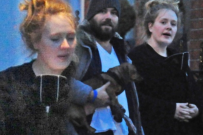 Adele i Simon Konecki z dzieckiem na spcarze