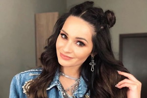 Ewelina Lisowska w kurtce z naszywkami