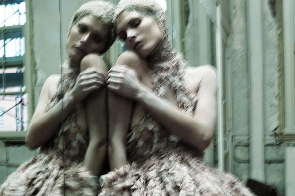 Małgosia Bela w teatralnej sesji dla czerwcowego I-D