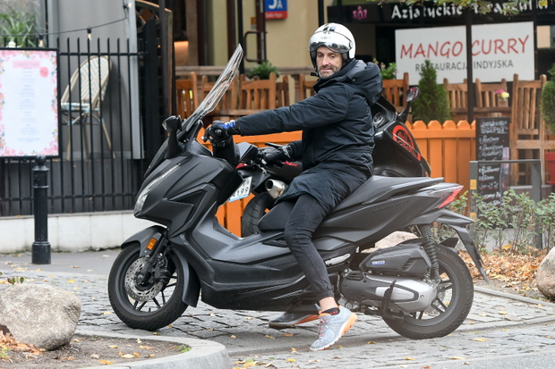 2023.10.11 WarszawaMaciej Dowbor na skuterzeFOT EKSCLUSIVE34