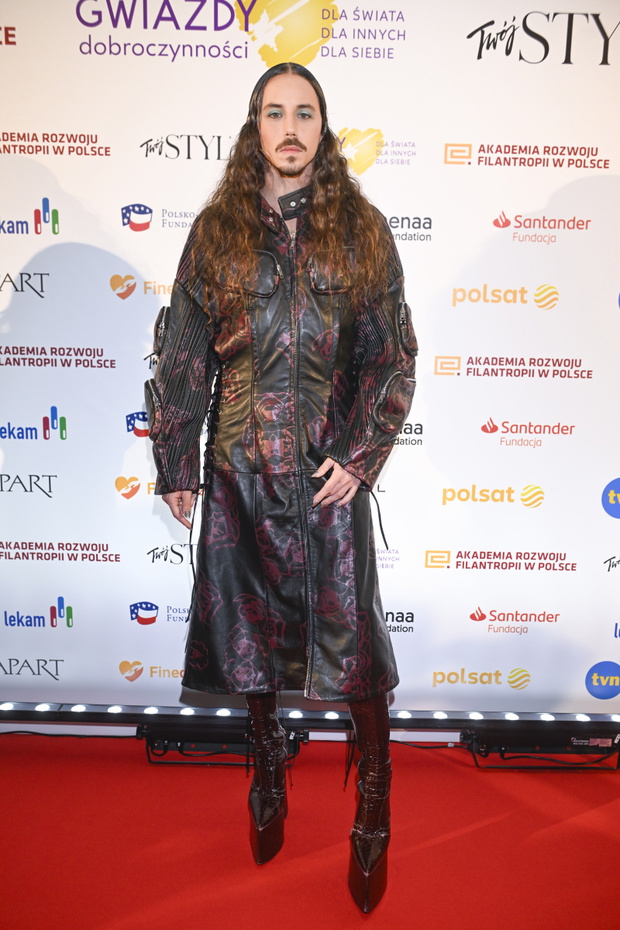Michał Szpak zaskoczył stylizacją na gali Gwiazdy Dobroczynności