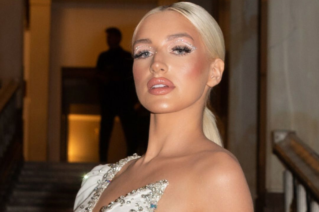 Caroline Derpienski ubrana w dolarsy