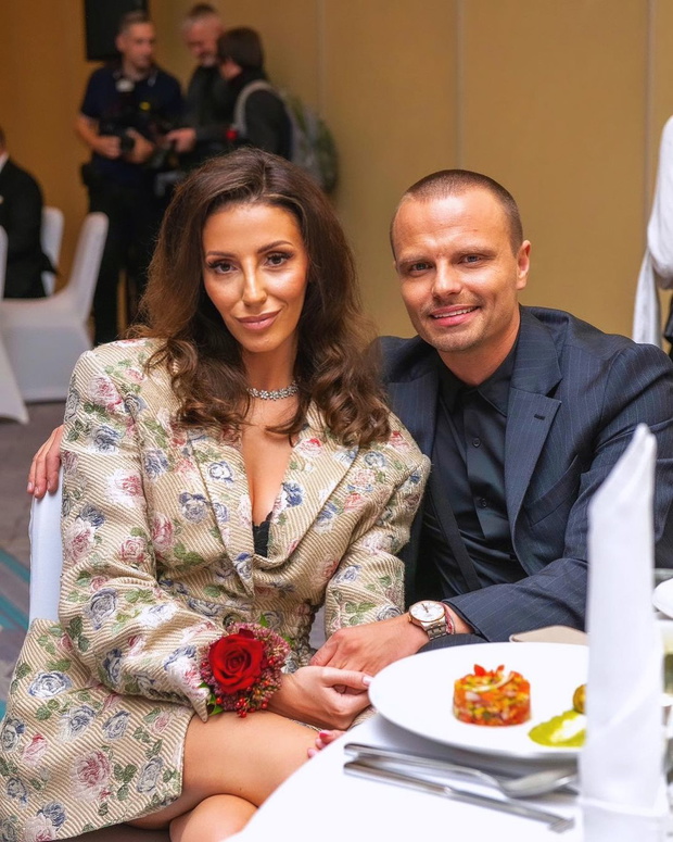 Marcin Hakiel z partnerką