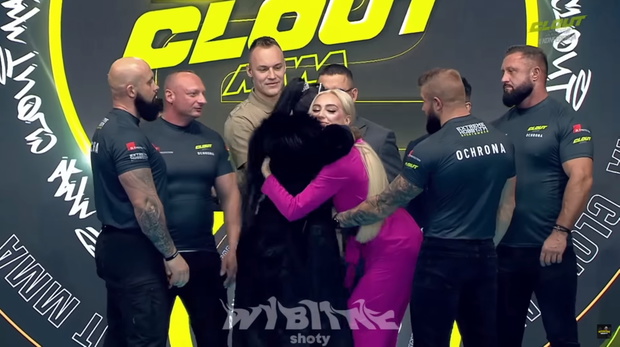 Laluna miażdży Caroline Derpienski