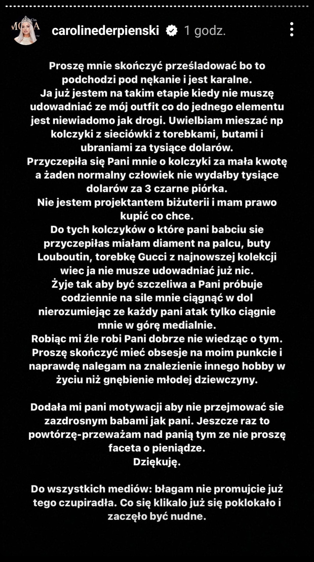 Caroline Derpieński jest prześladowana?