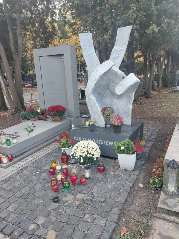 Grób Karola Modzelewskiego na Powązkach
