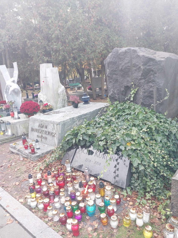 Groby działaczy opozycji PRL na Powązkach - Adama Hanuszkiewicza, Jacka Kuronia