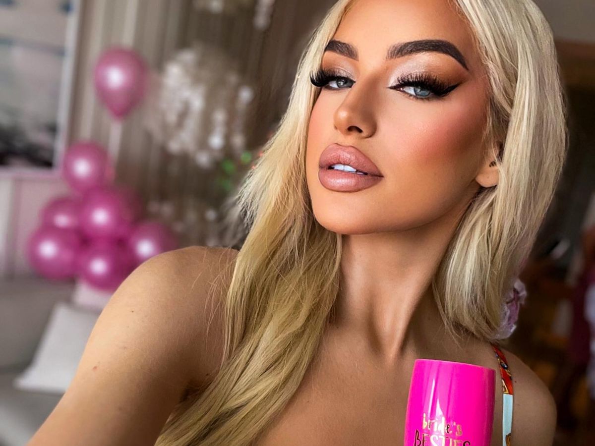 Caroline Derpienski jak Paris Hilton
