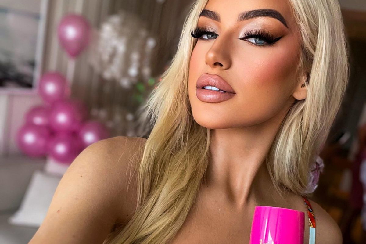 Caroline Derpienski jak Paris Hilton