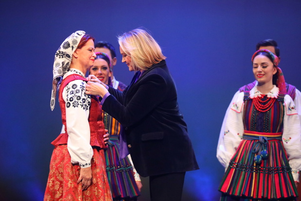 Dominika Chorosińska jako minister kultury na koncercie Mazowsza