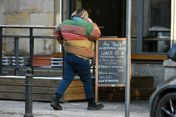 Karolina Szostak w drodze do restauracji