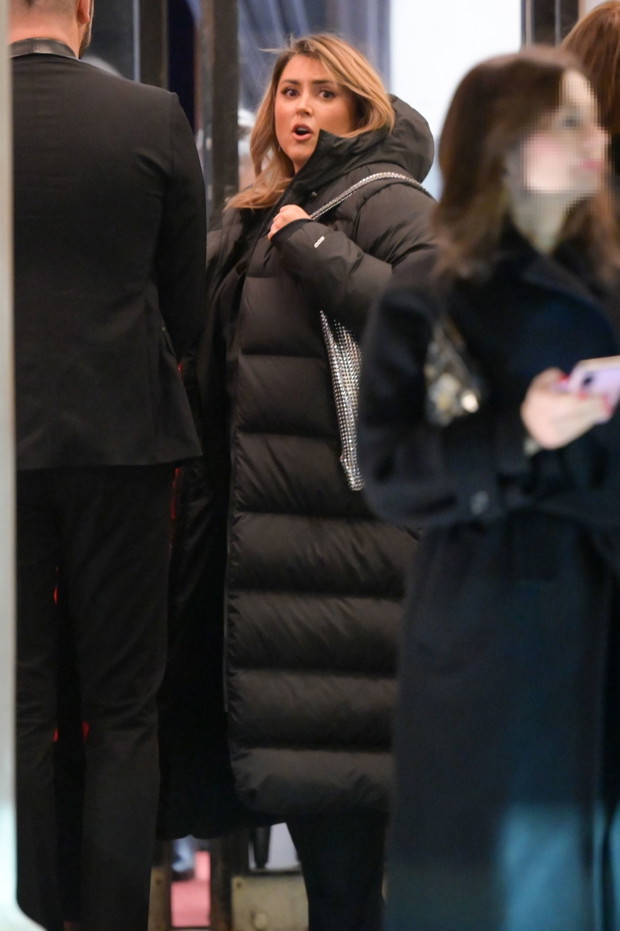 Karolina Szostak w puchowej kurtce