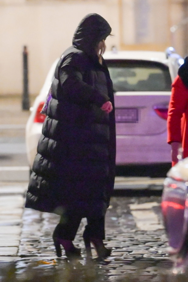 Karolina Szostak w puchowej kurtce