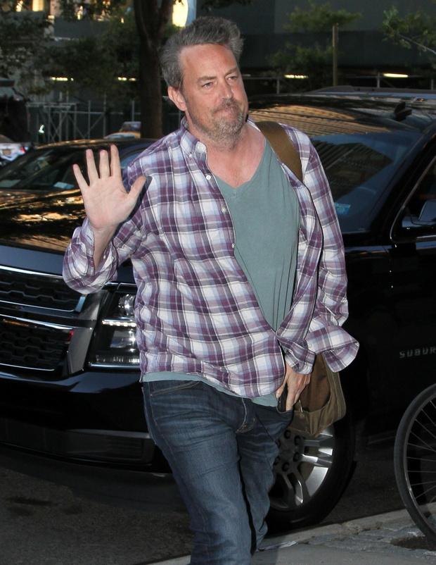 Matthew Perry w koszuli w krat?
