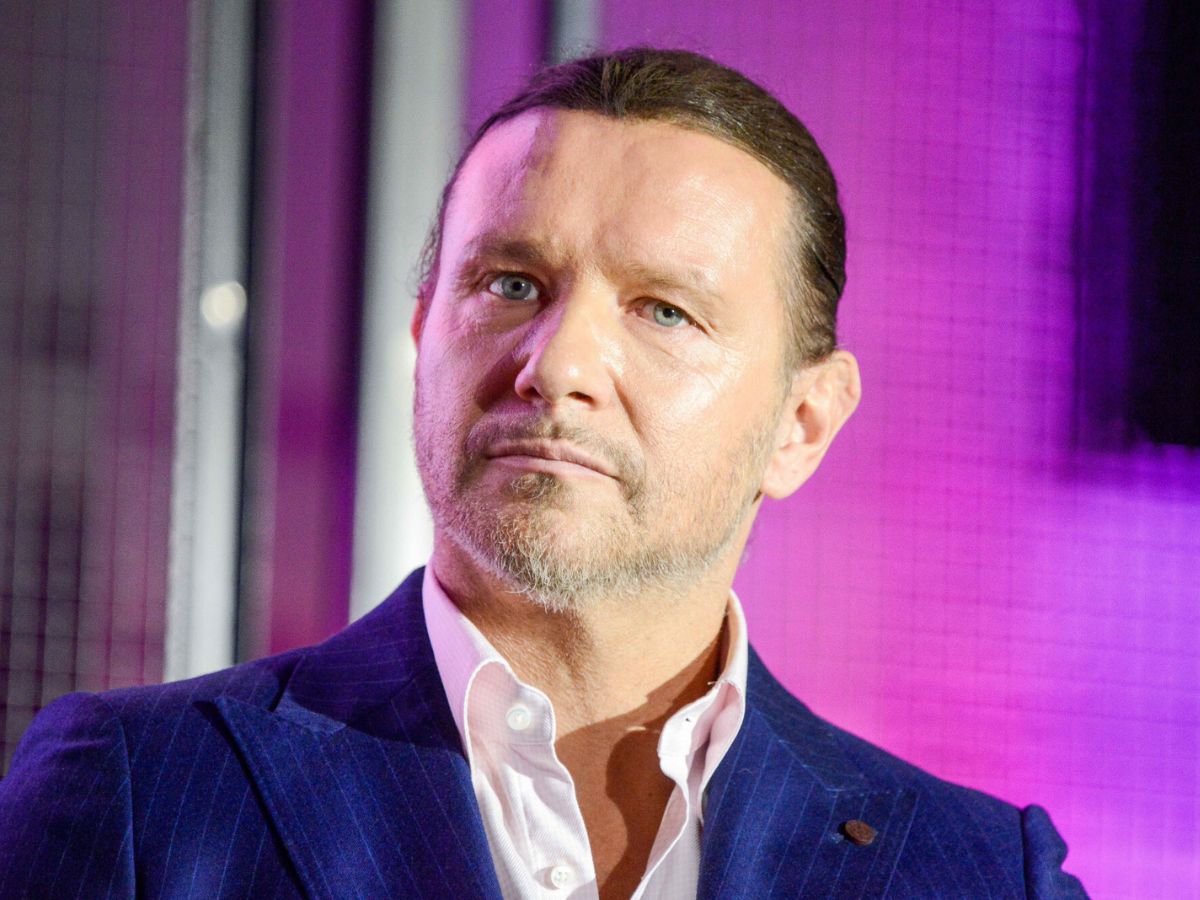Radosław Majdan pod budynkiem TVP