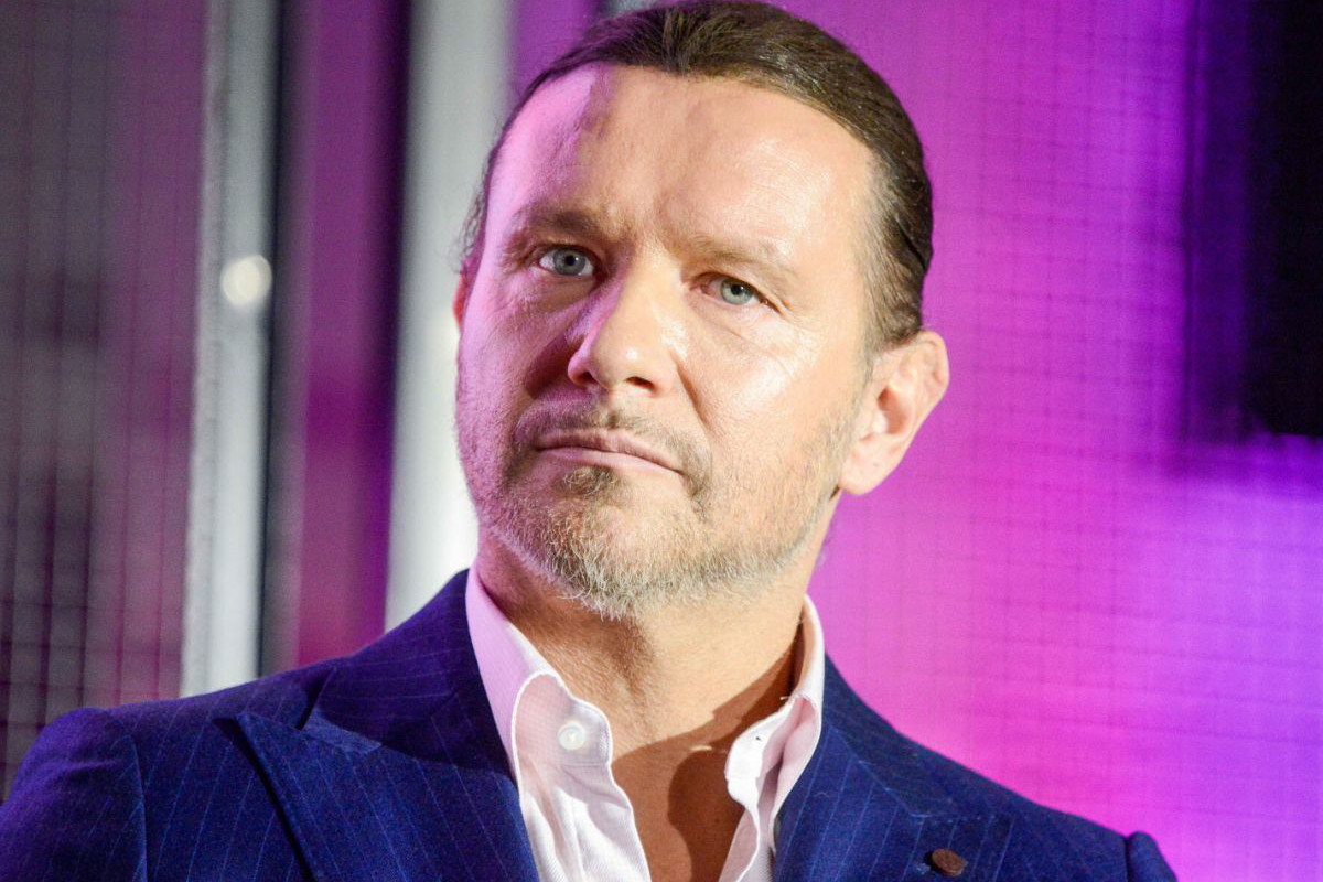 Radosław Majdan pod budynkiem TVP