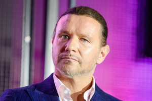 Radosław Majdan pod budynkiem TVP