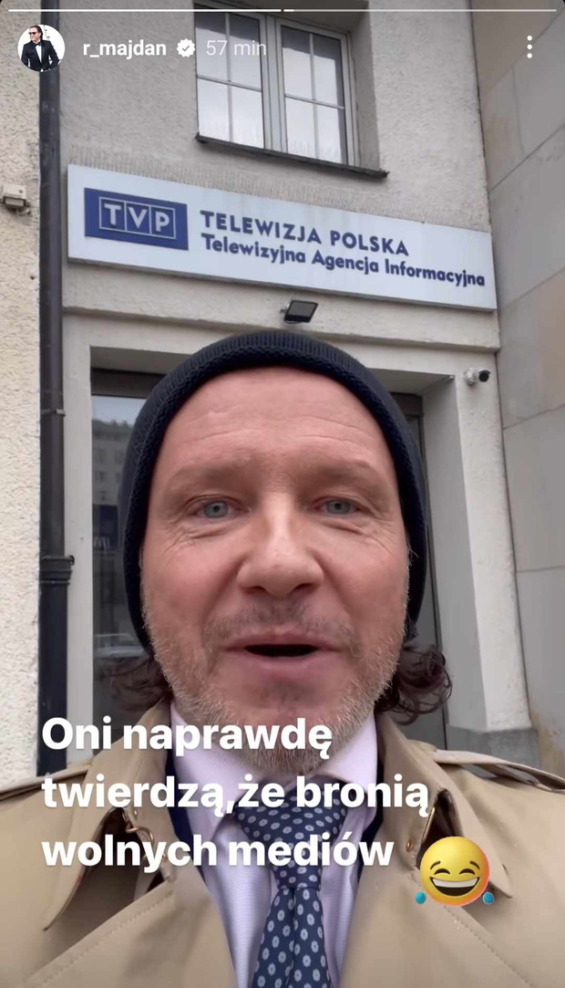 Radosław Majdan pod budynkiem TVP