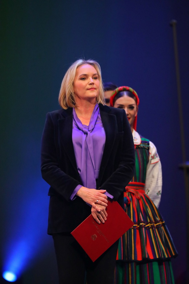 Dominika Chorosińska jako minister kultury na koncercie Mazowsza