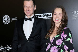 Marcin Kwaśny z ciężarną żoną na oficjalnej imprezie