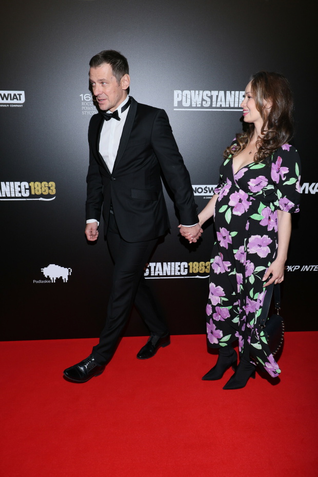 Marcin Kwaśny z ciężarną żoną na premierze filmu