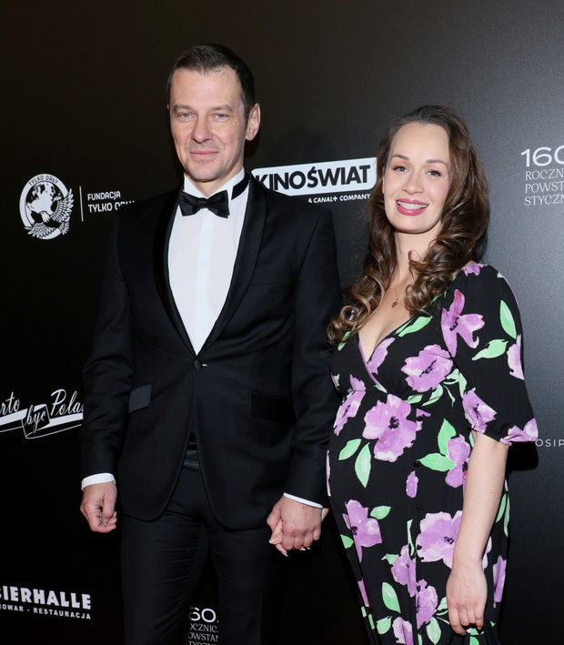 Marcin Kwaśny z ciężarną żoną na premierze filmu