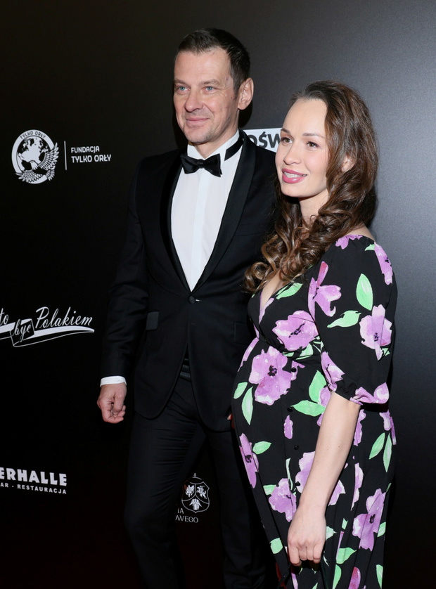 Marcin Kwaśny z ciężarną żoną na premierze filmu