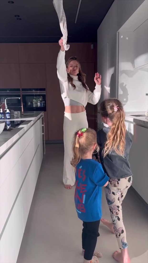 Anna Lewandowska z córkami w kuchni